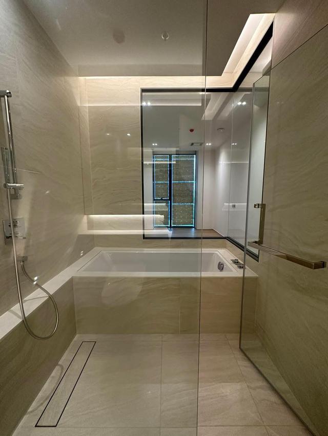 ”The Strand Thong Lor” is an ultra luxury condominium which located at the front of Soi Thong Lor just  1 minute walk to BTS Thong Lor Station . 6