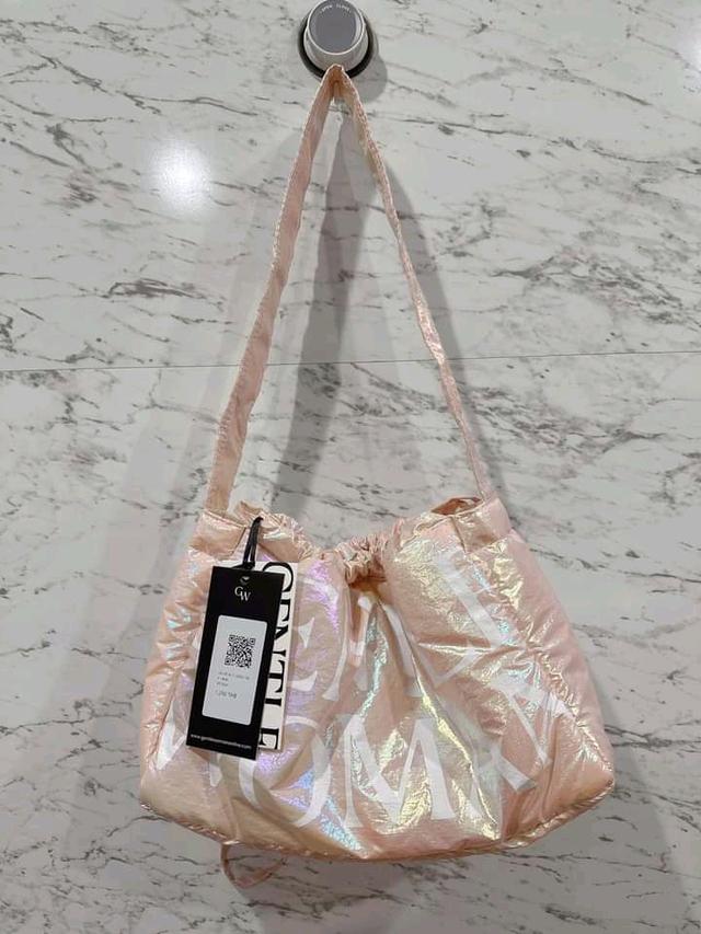 กระเป๋าสีชมพูพาสเทลจากแบรนด์ Gentlewoman 2