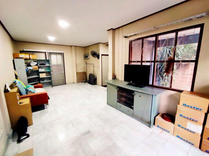 ขาย ทาวน์เฮ้าส์ 2 ชั้น 24 ตรว.หมู่บ้านบุศรินทร์ Land & House ถ.พระยาสุเรนทร์ ซอย 40 แขวงสามวาตะวันตก เขตคลองสามวา กรุงเทพฯ 6