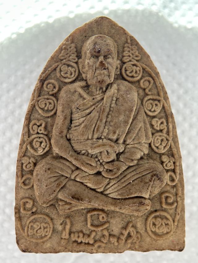 พระผงพิมพ์หลังเตารีด รุ่น แก้วสารพัดนึก ปี 2546 หลวงปู่หมุน วัดบ้านจาน ศรีสะเกษแบ่งปันครับ