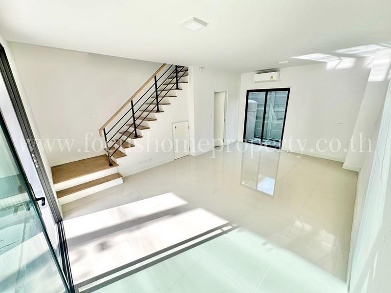 ขายทาวน์โฮม 3 ชั้น สภาพใหม่ไม่เคยเข้าอยู่ โครงการ บ้านกลางเมือง สุขุมวิท-อ่อนนุช 10