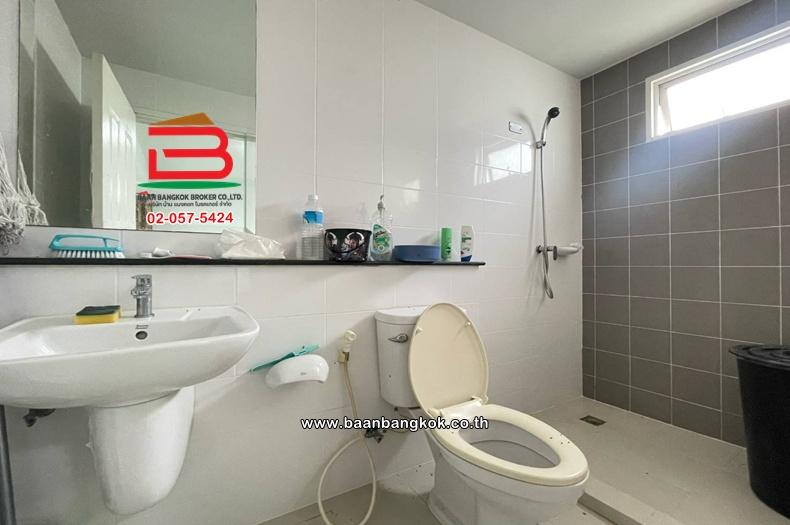 บ้านแฝด เนื้อที่ 35.8 ตร.ว. เดอะ วิลเลจ รังสิต-วงแหวน The Village Rangsit-Wongwaen ถนนรังสิต-นครนายก ตำบลลาดสวาย อำเภอลำลูกกา ปทุมธานี 10