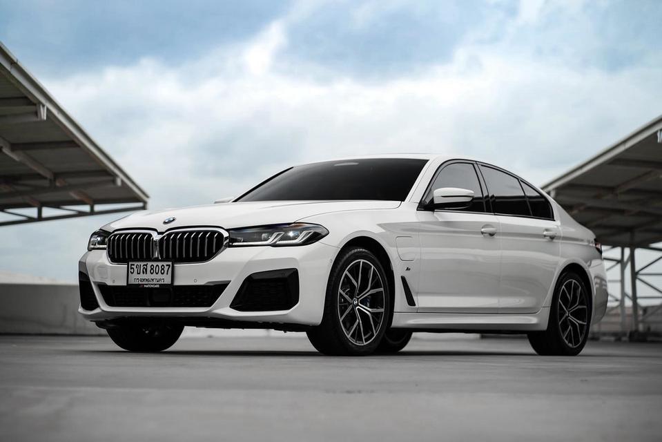 BMW 530e M-Sport G30 ปี 2021 สีขาว ชุดแต่ง M ขับสนุก รถมือเดียวป้ายแดง ไมล์น้อย ประวัติเช็กศูนย์ครบ