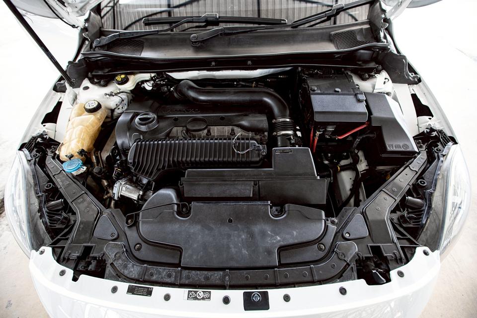 Volvo V40 T5 S 2.0 AT ปี 2014 สีขาว สภาพดีมากๆ  12