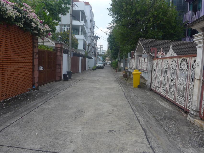 ขายที่ดินซอย สายลม 2 พร้อมบ้านสองชั้น 1 หลัง แปลงติดพื้นที่สวนสีเขียว 3