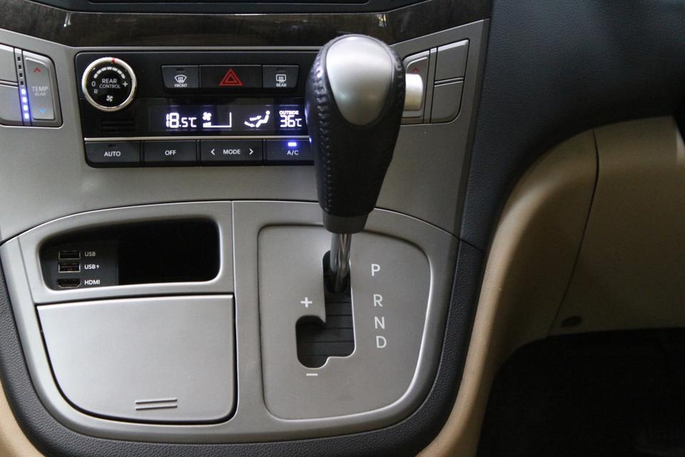 รหัสรถ JRS3187 🚐✨ HYUNDAI H-1 ปี 2017 สีดำสุดหรู สภาพพร้อมใช้ รูปที่ 12