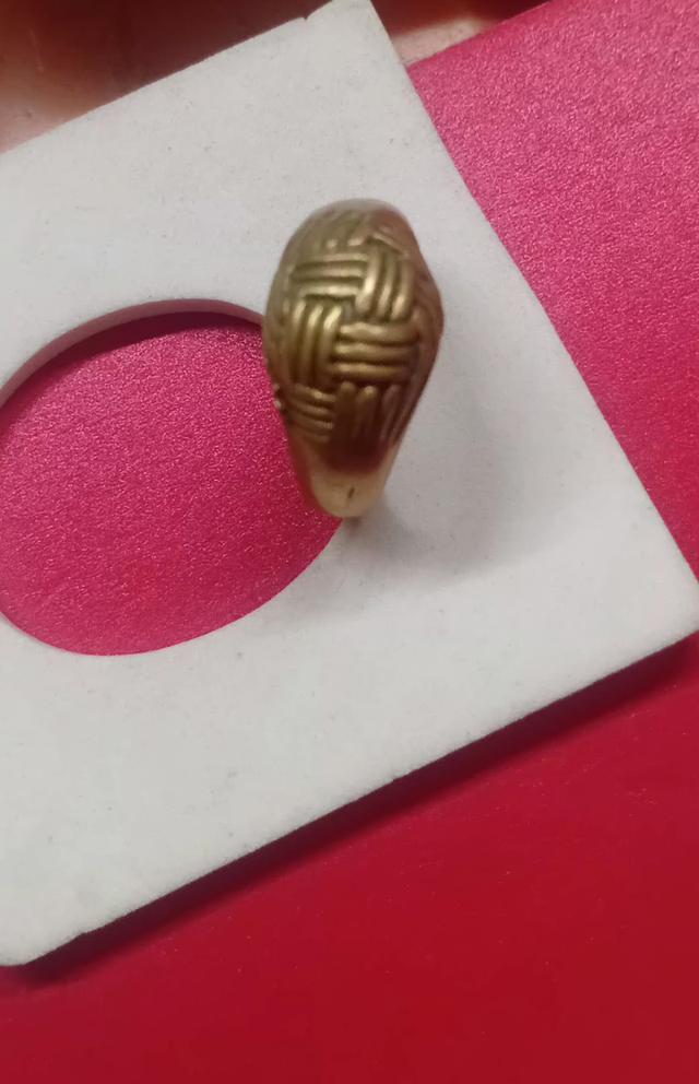 แหวนตะกร้อ (พิรอด) หลวงพ่อขวัญ วัดบ้านไร่ จ.พิจิตร ยุคเก่า "งานตอกมือทีละตัว" หายาก