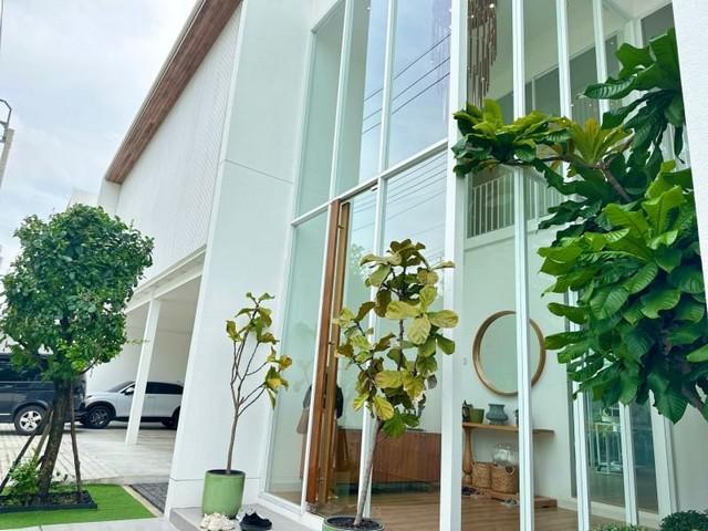 ขายบ้านหรู 3 ชั้น TRITARA LUXURY POOL VILLA วัชรพล สุขาภิบาล 145 ตร.วา สไตล์ Modern Box เฟอร์ครบ พร้อมเข้าอยู่ 4
