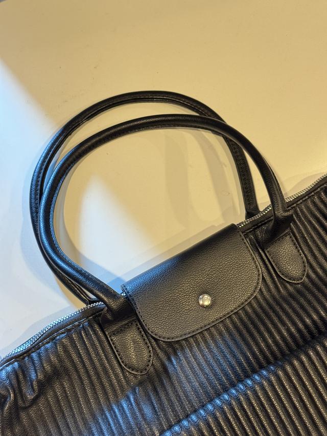 กระเป๋า tote bag สีดำ เรียบหรู เหมาะกับลุคลูกคุณหนู 