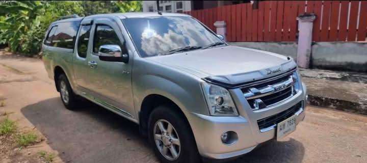 Isuzu D-Max สีเทาของปี 2010 1