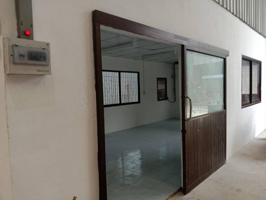 ให้เช่าโกดังใหม่พร้อมสำนักงาน พื้นที่ใช้สอย 711 ตรม. ใกล้แยกเทพารักษ์ น้ำไม่ท่วม เข้าออกสะดวก เพียง 55,000/เดือน 4