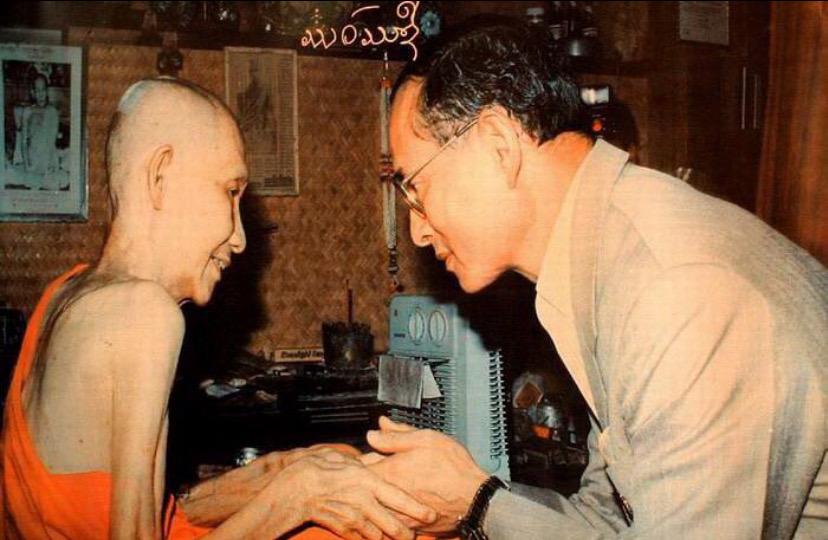 (สวยแชมป์) เหมา 2 องค์ สวยแชมปีพระผงรูปเหมือน หลวงพ่อเกษม รุ่น 6 รอบ ปี26 ผิวหิ้งเดิมๆ และอีก 1 องค์สภาพพอสวย ใบประกาศ 1 องค์ 6