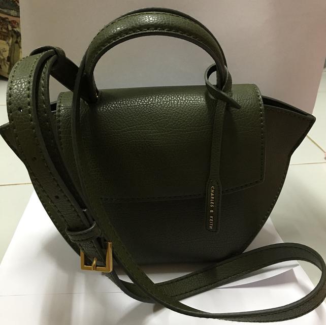 กระเป๋าสะพาย Charles & Keith แท้ 100%