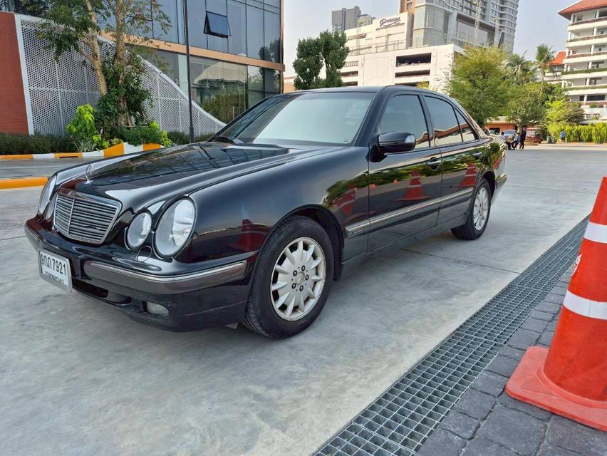 รถขาย Benz E240 W210 ปี 2001 สีดำ เลขไมล์น้อย รูปที่ 4