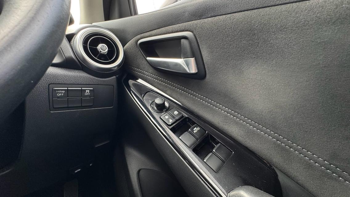(แจ้งรหัสรถ TPV9510) 🎊  Mazda 2 1.3 S sports Leather  ปี 2020  🎊 รูปที่ 12