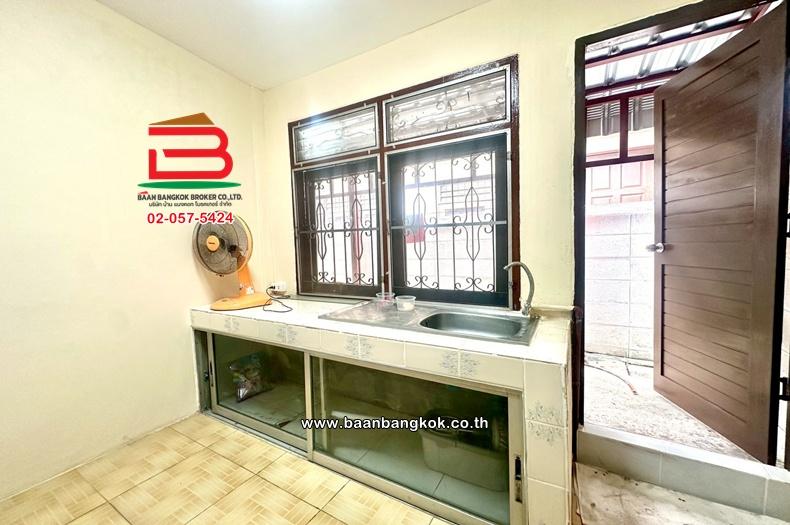 ทาวน์เฮาส์ หมู่บ้านพงษ์เพชรการเคหะ 14 เนื้อที่ 24 ตร.ว. แจ้งวัฒนะ 14 แยก 1 แขวงสีกัน เขตดอนเมือง 10