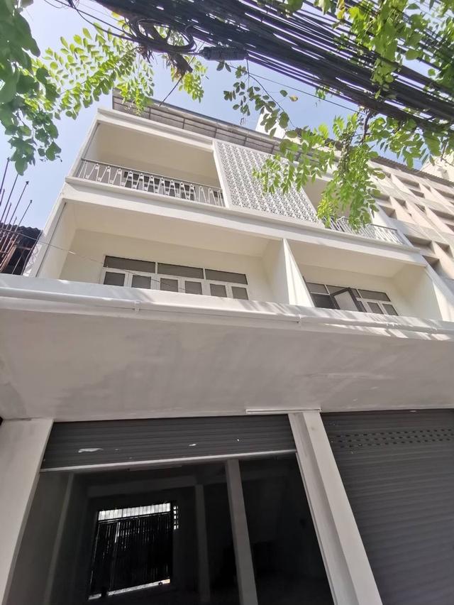 เจ้าของขายเอง ตึกติดถนนใหญ่เพชรบุรีตัดใหม่เยื้องซอยตรงข้ามเข้าทองหล่อ พื้นที่ตึก2ห้อง 3 ชั้นครึ่ง 1