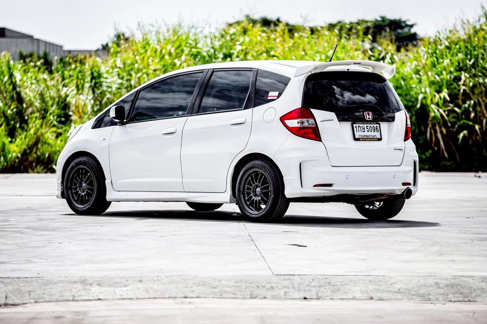 Honda Jazz 1.5 S ปี 2013 สีขาว มือเดียวป้ายแดง  8