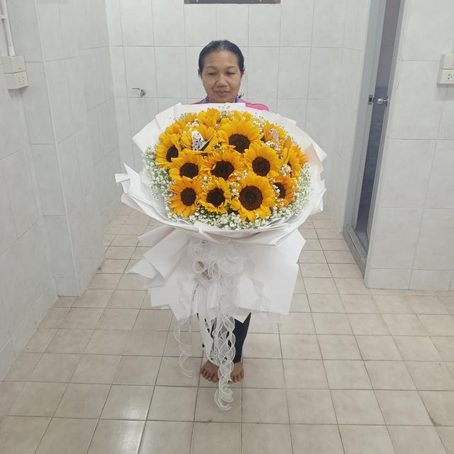 ช่อดอกทานตะวันแบบตั้งได้ สวยมากส่งลูกค้าที่ลาดพร้าว