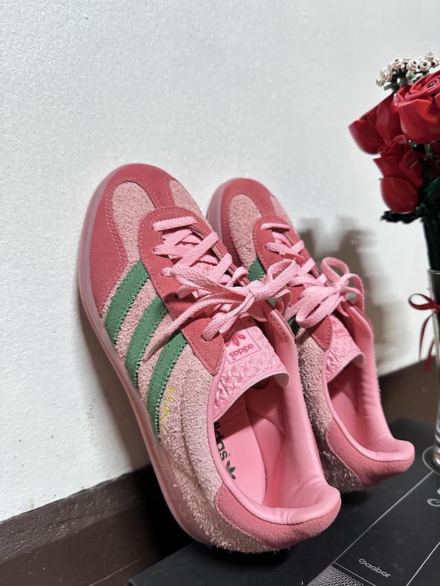 Adidas Gazelle Indoor "Pink Spark & Preloved Green" ให้ฟิลคริสต์มาสมากกก!! โทนสีชมพูน่ารักคิ้วท์ๆที่สาวๆชอบ ตัด เข 2