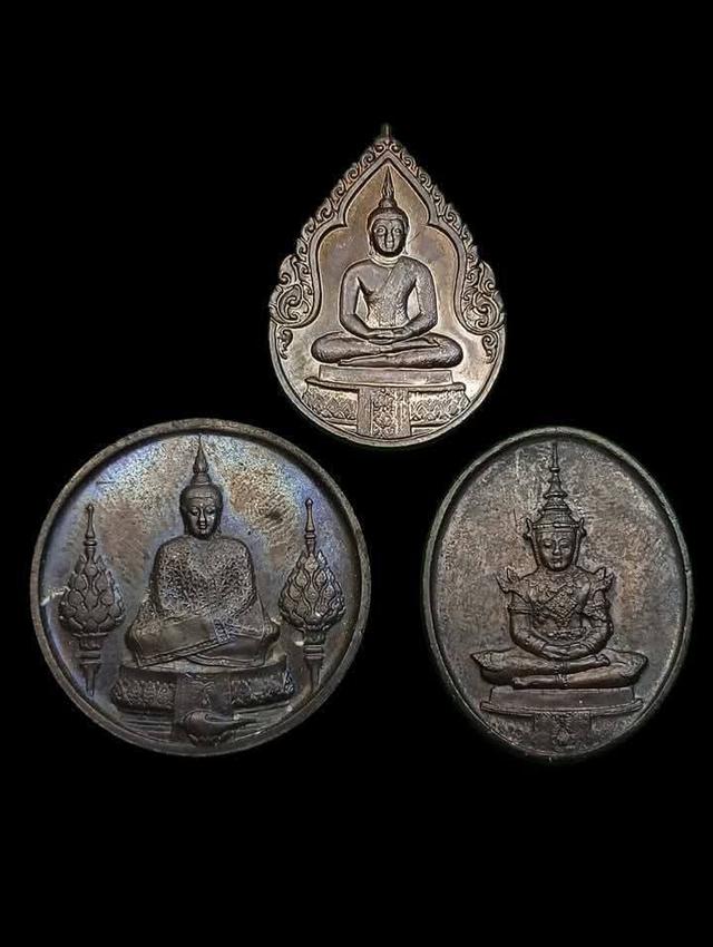 เหรียญพระแก้วมรกต ภปร รุ่นแรก ชุด 3 ฤดู เนื้อทองแดงรมดำ ฉลองกรุงรัตนโกสินทร์ 200 ปี พ.ศ.2525