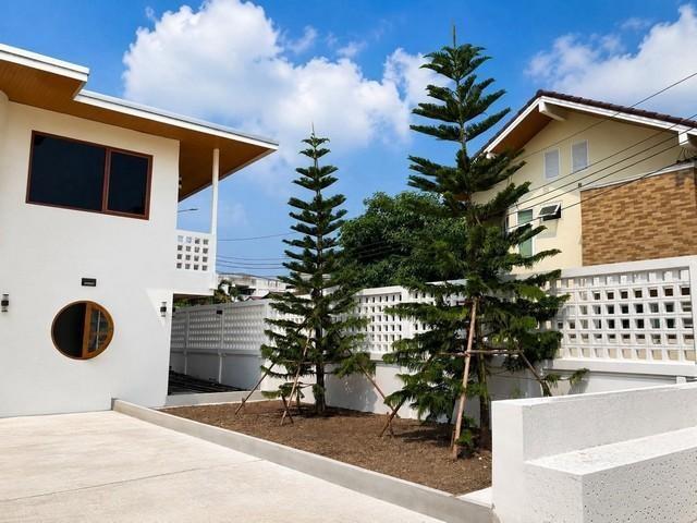 ขายบ้านเดี่ยว เนื้อที่ 105 ตรว. ย่าน ลาดพร้าว เลียบด่วน ประดิษฐ์มนูธรรม สไตล์ Minimal Luxury ใกล้ CDC และ Central EastVille 3