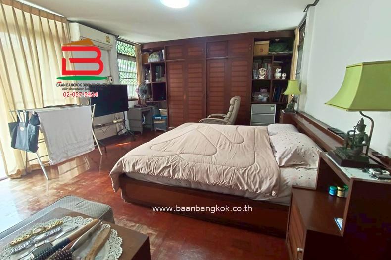 บ้านเดี่ยว คลองตันนิเวศน์ ซอยปรีดีพนมยงค์ 42 (ใกล้โรงเรียนพระหฤทัยพัฒนเวศม์) เนื้อที่ 79 ตรว. แขวงคลองตันเหนือ เขตวัฒนา 5