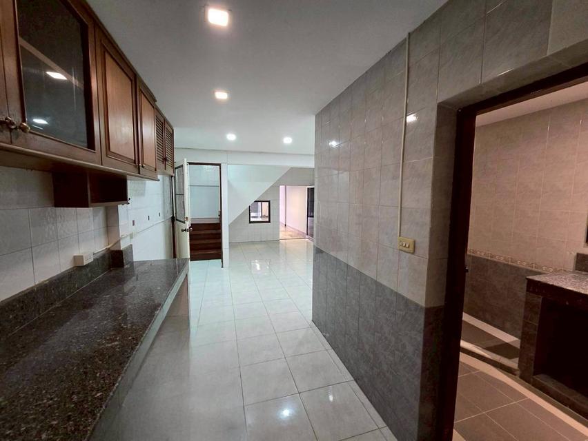 ขายทาวน์เฮ้าส์ 2 ชั้น สุขุมวิท 71 พร้อมผู้เช่า ทำเลสวย น่าลงทุน (N.2240) 7