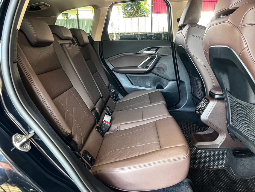 2023 BMW X1, 1.5 sDrive18i โฉมปี 23-ปัจจุบันเครื่องยนต์เบนซิน LCI รหัสตัวถังU11 รถสีดำ รูปที่ 7