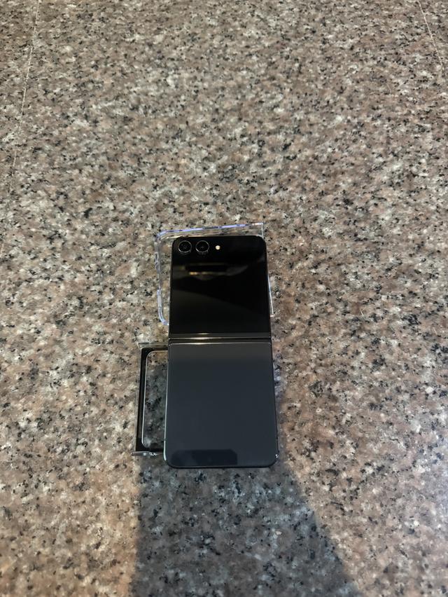 ขายๆๆถูกๆๆSamsungFlip5สีGray256กิ๊กสูนTrueสภาพสวยการใช้งานดีเยี่ยมทุกๆฟังชั่นเครื่องรีสโตได้ตลอดไม่มีติดแอคเค้าใดๆคับ ( จอขาวจั๊วๆจอไม่มีจุดดำไม่มีเส้ 2