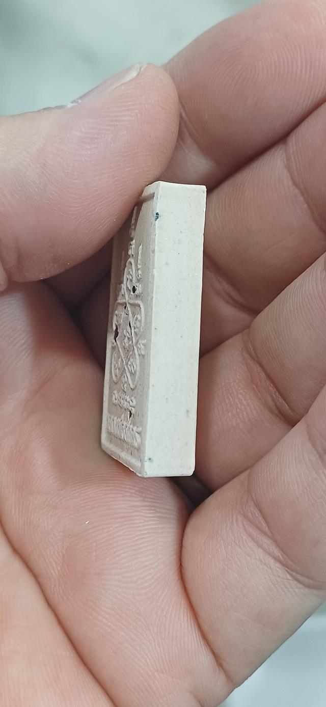 พระสมเด็จ พิมพ์นั่งเสือ เนื้อผงว่านสีขาวอมเหลือง หลวงพ่อสาคร วัดหนองกรับ จ.ระยอง ปลุกเสกเดี่ยวโดยหลวงพ่อสาคร มนุญโญ เมื่อปี 2553ตอกโค๊ดที่ด้านหน้า รูปที่ 5