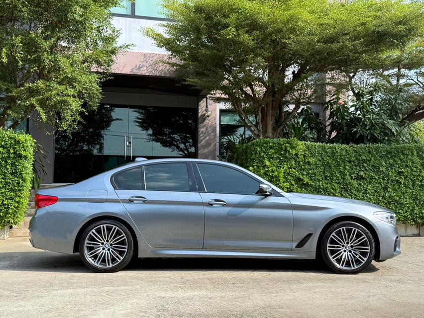 2020 BMW 530 MSPORT ( หน้าจอ ID7 ) รถมือเดียวออกป้ายแดง OPTION พิเศษ ภายนอกสี BLUESTONE ภายในสี NIGHT BLUE EXCLUSIVE รถวิ่งน้อย ประวัติศูนย์ครบ รูปที่ 2