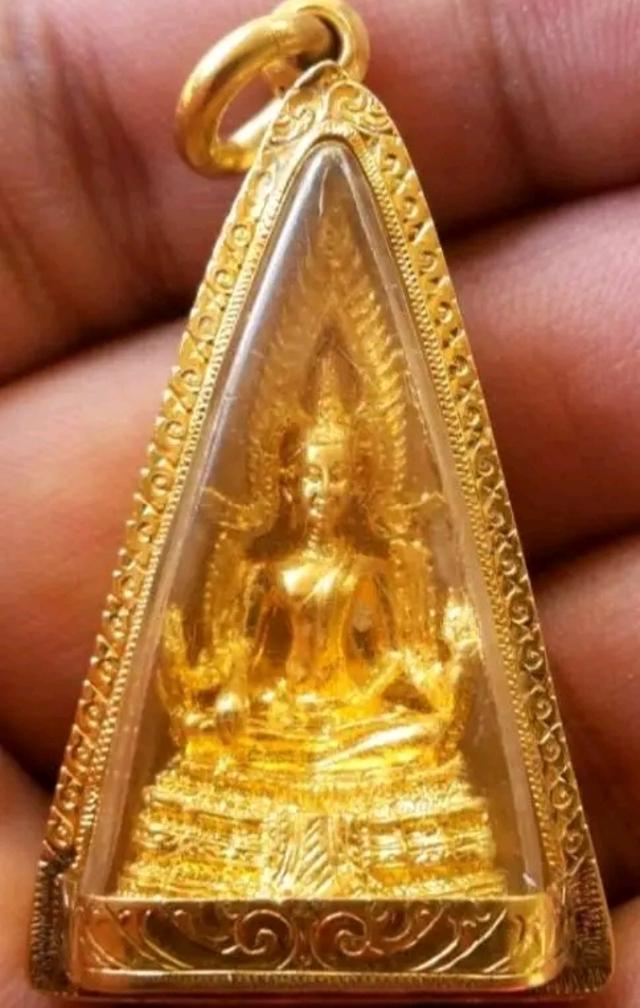 พระพุทธชินราชเลี่ยมทอง