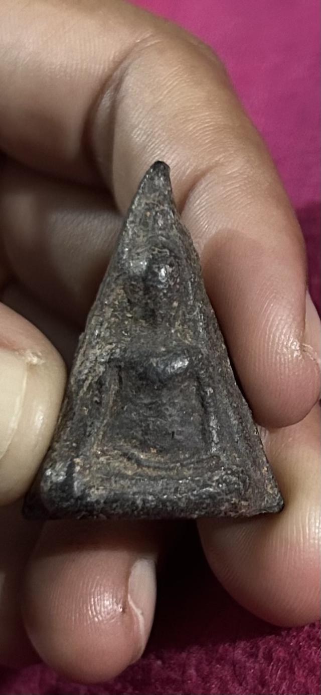 พระนางพญา พิษณุโลก พิมพ์เข่าโค้ง