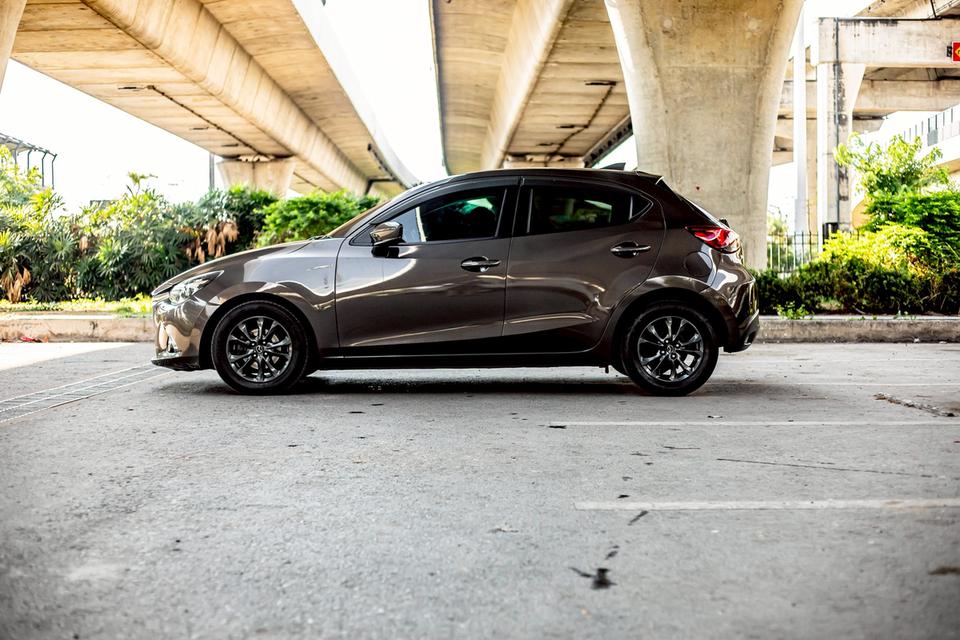 Mazda2 1.3 HighConnect Sport ปี 2017 สีน้ำตาล มือเดียวป้ายแดง 8