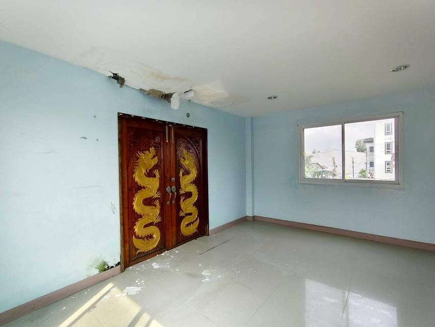 อาคารพาณิชย์ 3 ชั้น ซอยลาดพร้าว 101 ถนนลาดพร้าว แขวงคลองจัน เขตบางกะปิ กรุงเทพมหานคร 13