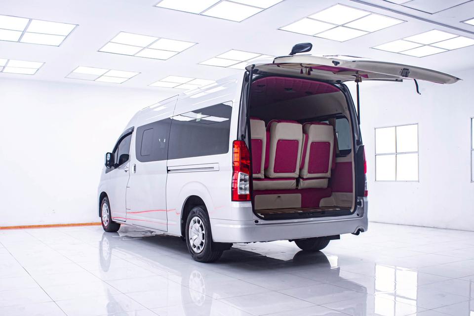 TOYOTA COMMUTER 2.8 2020 18