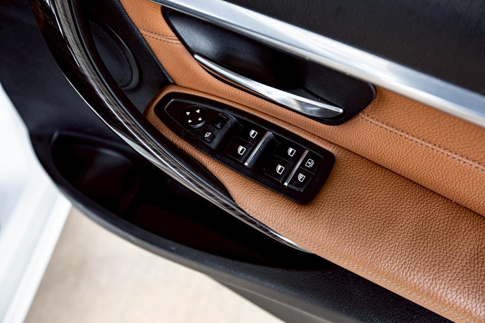 Bmw 320i Luxury ปี 2016 สีขาว สวยสภาพดี 18