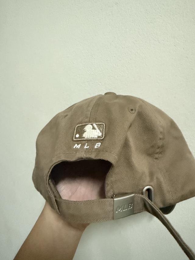 หมวก NY แบรนด์ MLB สีน้ำตาลปักขาว โลโก้เล็ก 2