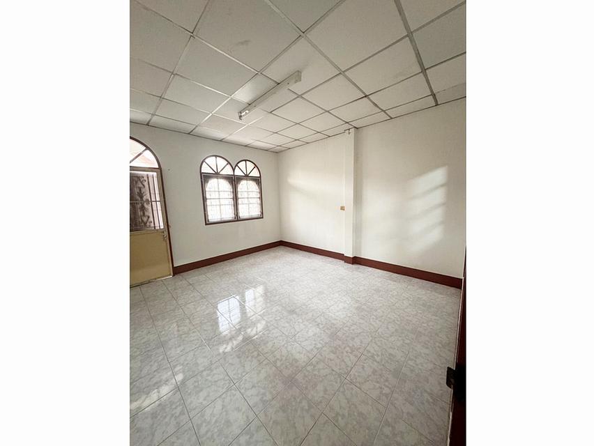 หมู่บ้านเพชรเกษม 2 ซอยเพชรเกษม 55/2 ใกล้ MRT หลักสอง ใกล้รพ.เกษมราษฎร์ 17 ตร.วา 3 นอน 2 น้ำ 4