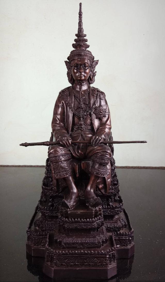 774.พระบรมรูปหล่อในหลวงรัชกาลที่ 9 พระบาทสมเด็จพระปรมินทรมหาภูมิพลอดุลยเดช ทรงประทับบนพระที่นั่งราชยานพุดตานทอง เ