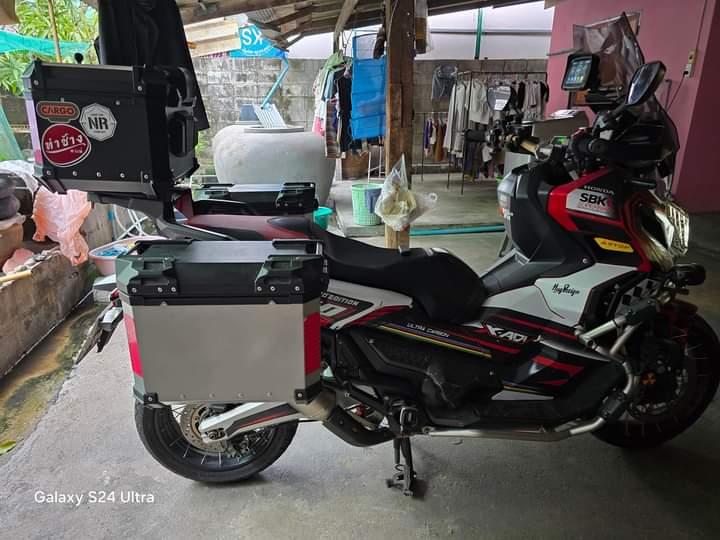 Honda X-ADV สีแดงและดำ 2