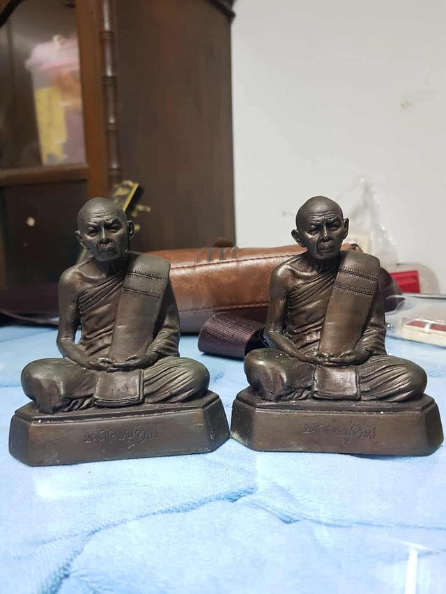 พระบูชาหลวงปู่ทิม ปี2537ขึ้นมา วัดละหารไร่ ขนาด3นิ้ว มี2องค์