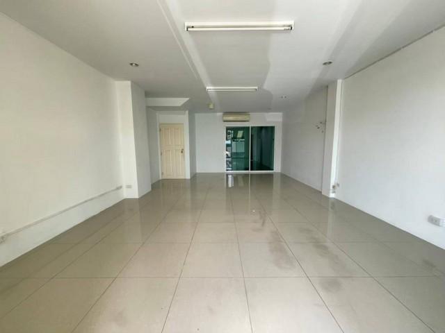 PB5966ให้เช่า ทาวน์โฮม 3ชั้น รีโนเวทใหม่ หมู่บ้านสัมมากร ซอยรามคำแหง110 เขตสะพานสูง ใกล้รถไฟฟ้าสายสีส้ม 2