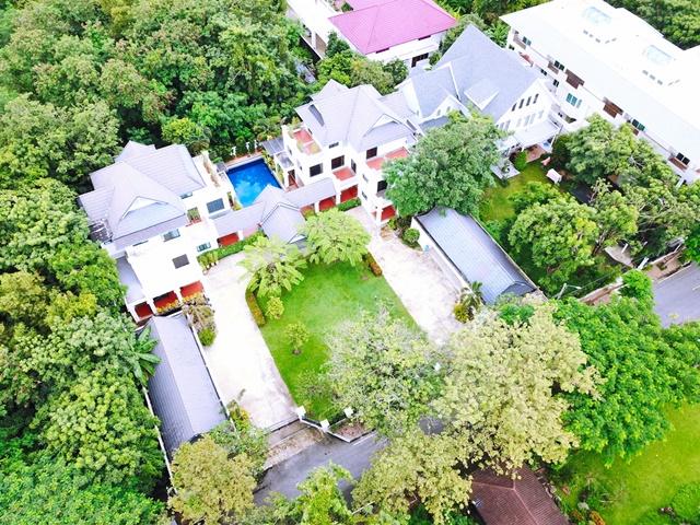 ซอยเสรีไทย 51-61 4นอน ให้เช่าคฤหาสน์ Pool Villa 3ชั้น 200ตารางวา Chocolate Ville 2.1 กม. 1,200ตรม. 3น้ำ มีอ่างน้ำวน สนาม 1