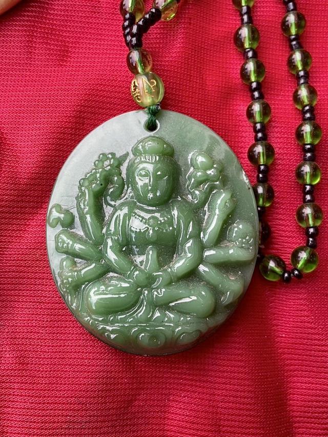 สร้อยลูกปัด จี้หยกกวนอิม สีเขียวมรกต จี้กวนอิมหยกแกะสลัก ปางพันกร