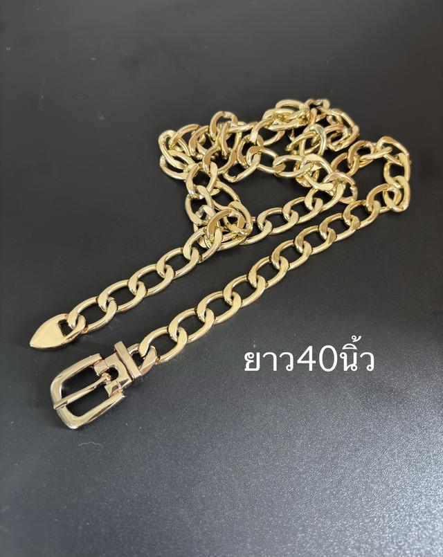 เข็มขัดโซ่สีทองที่โดดเด่นด้วยหัวเข็มขัดแบบคลาสสิกวัสดุ: ทำจากโลหะชุบทองหรือวัสดุน้ำหนักเบา เช่น อลูมิเนียม เพื่อความสะดวกในการสวมใส่