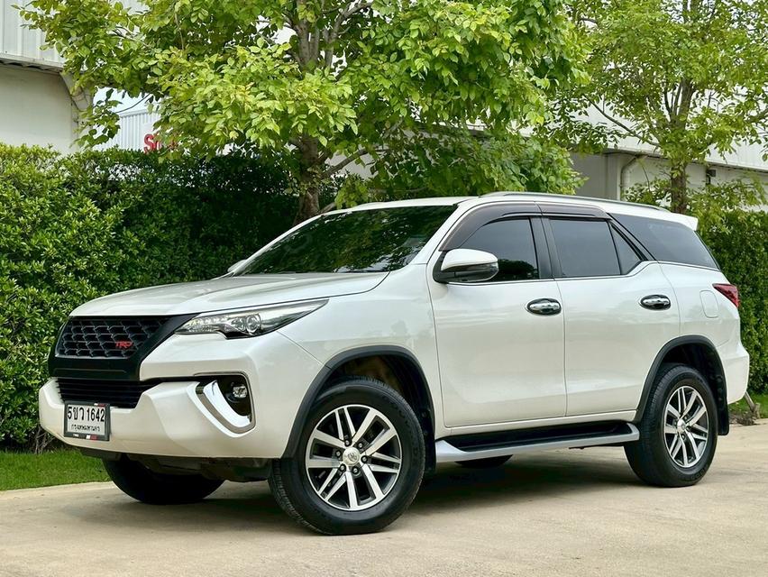 Toyota Fortuner 2.4 Top Sigma4 ดีเซล 4WD Auto ปี 2018 สีขาว เจ้าของดูแลอย่างดี สภาพป้ายแดง