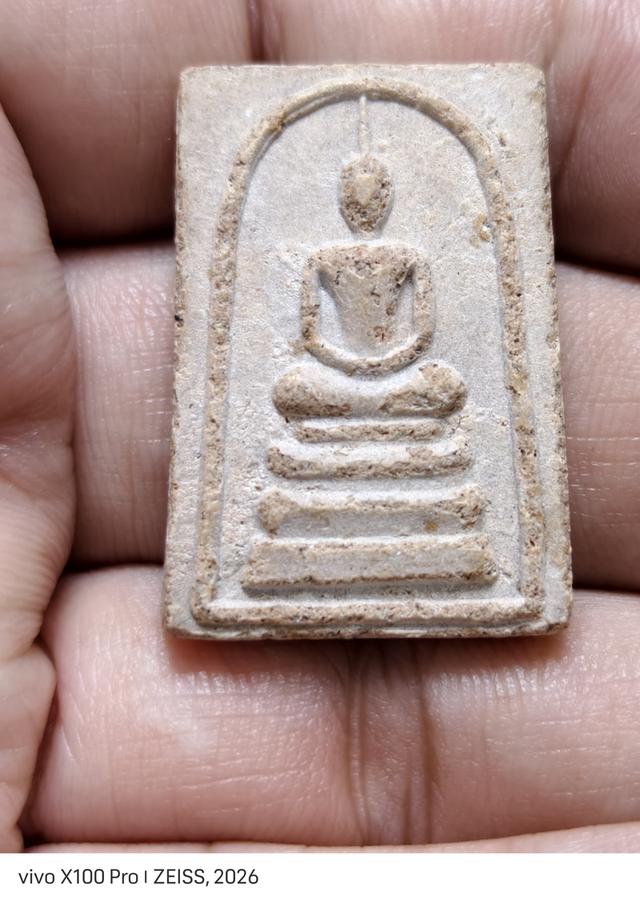 พระสมเด็จหลังรูปเหมือน หันข้าง หลวงพ่อเที่ยง วัดพระพุทธบาทเขากระโดง จ.บุรีรัมย์ เนื้อดินเก้าประเทศ ฝังพลอย