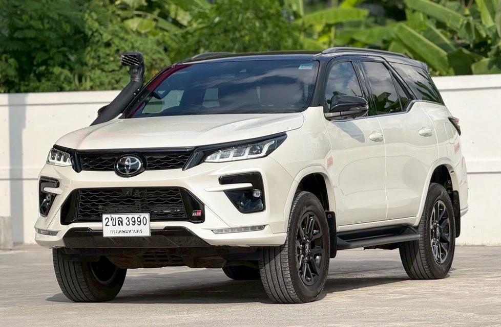 ปี 2022 TOYOTA FORTUNER, 2.8 GR SPORT BLACK TOP 4WD โฉม ปี15-ปัจจุบัน สีขาว ไมล์แท้ 44,313